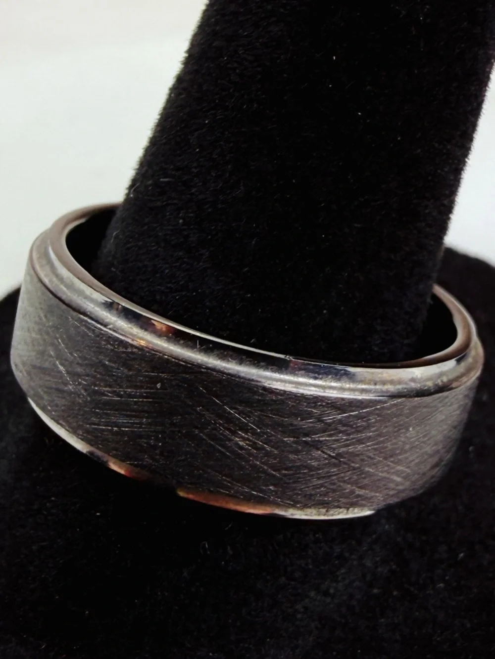 Gorgeous black men’s size 9 1/2 band ring